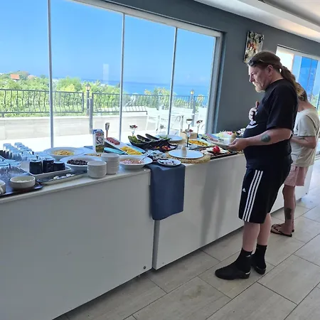 Hotel Beachway Side